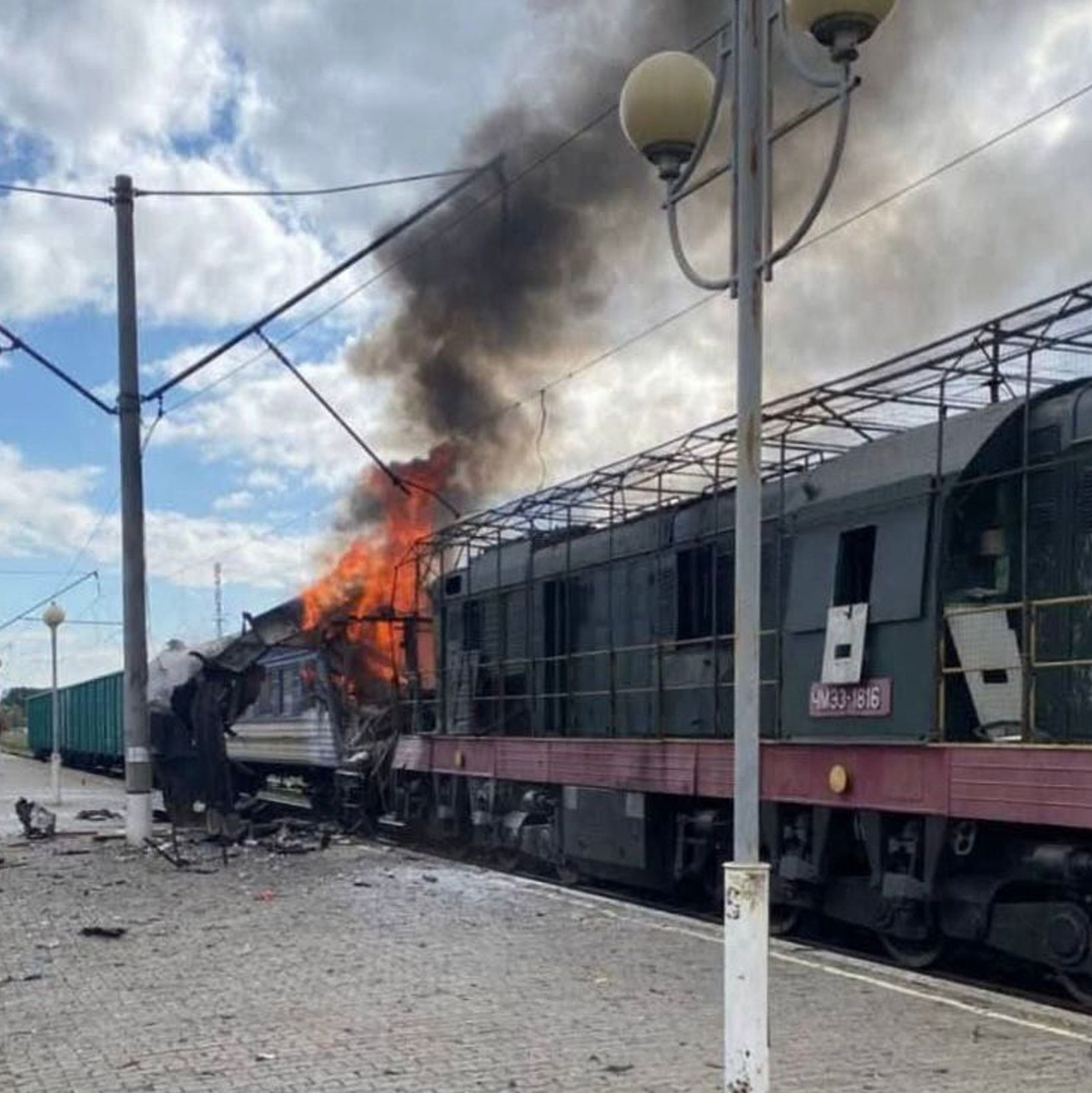 Dutzende Passagiere wurden bei dem Angriff auf einen Bahnhof in Schostka verletzt. - Foto: Uncredited/Ukrainian Railway Press Office via AP/dpa