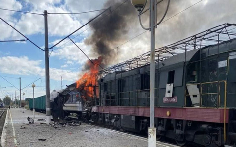 Dutzende Passagiere wurden bei dem Angriff auf einen Bahnhof in Schostka verletzt. - Foto: Uncredited/Ukrainian Railway Press Office via AP/dpa