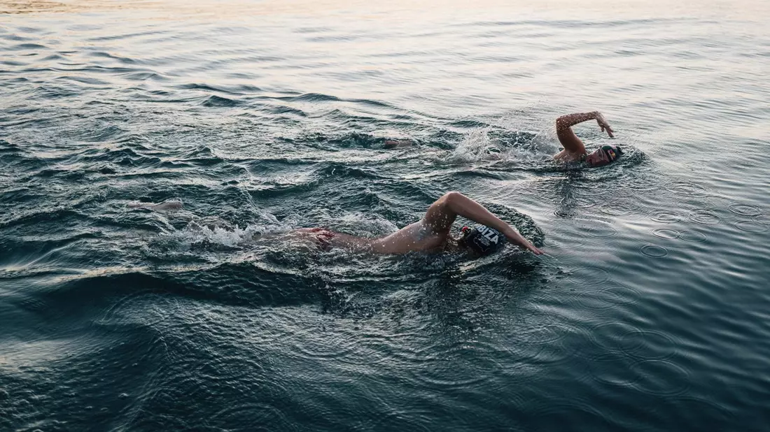 Ausnahmeathleten stellen Weltrekord im Mittelmeer auf / Extremschwimmer Nathalie Pohl und Andy Donaldson sammeln mit neuem Weltrekord über 150.000 Euro für den guten Zweck - Bild: presseportal.de