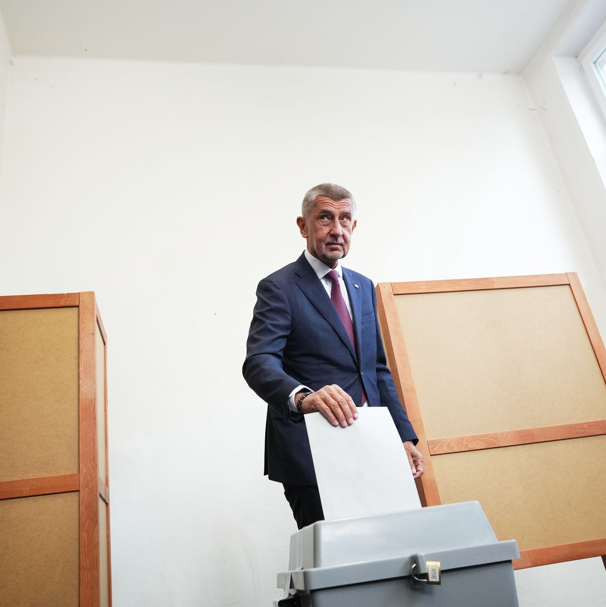 Der Vorsitzende der Oppositionspartei ANO, Andrej Babis, gibt in einem Wahllokal in Ostrava seine Stimme für die Parlamentswahlen ab. - Foto: Petr David Josek/AP/dpa