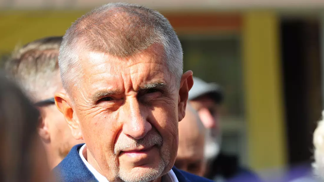 Der tschechische Milliardär und Gründer der Partei ANO, Andrej Babis, bei einem Wahlkampfauftritt im Prager Stadtteil Modrany. Nun will der Ex-Regierungschef mit einem rechten Dreierbündnis zurück an die Macht. (Archivbild) - Bild: Michael Heitmann/dpa