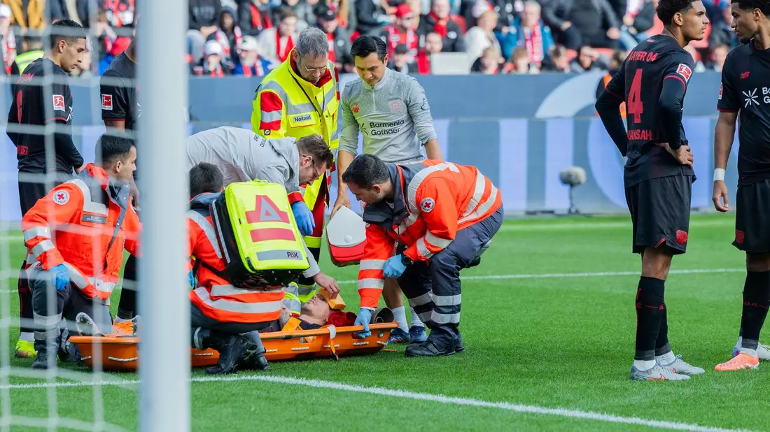 Bitter für Bayer: Kapitän Alejandro Grimaldo muss vom Platz getragen werden. - Bild: Rolf Vennenbernd/dpa