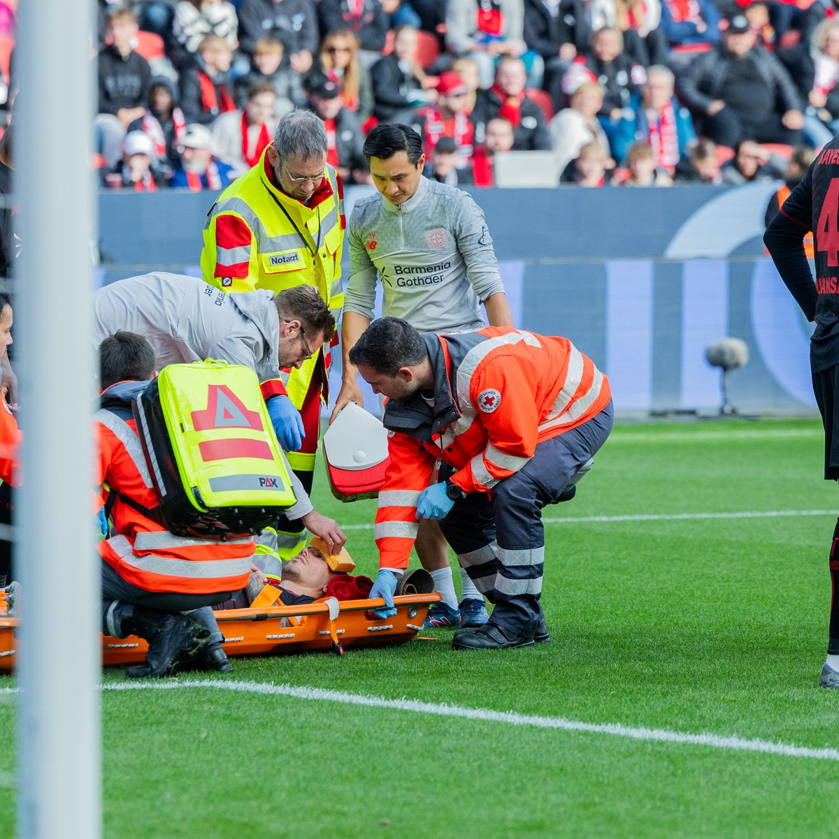Bitter für Bayer: Kapitän Alejandro Grimaldo muss vom Platz getragen werden. - Foto: Rolf Vennenbernd/dpa