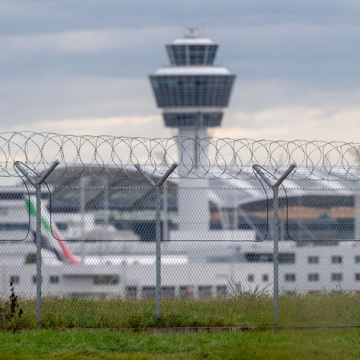 Die Bundespolizei sprach von zwei Drohnensichtungen im Bereich der Nord- und der Südbahn.  - Foto: Armin Weigel/dpa