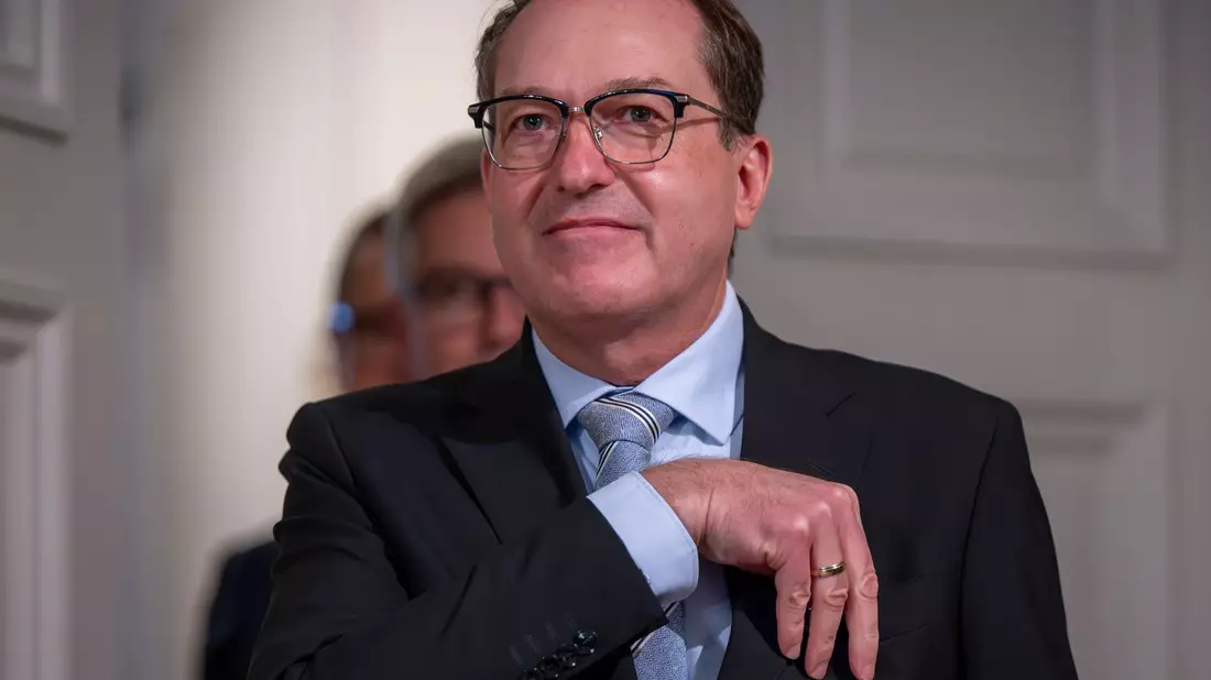 Dobrindt will ein Drohnenabwehrzentrum.  - Bild: Peter Kneffel/dpa