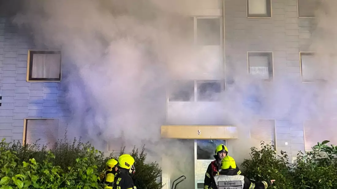 FW Bergheim: ABSCHLUSSMELDUNG: Kellerbrand in Mehrfamilienhaus - Mehrere verletzte Feuerwehrleute und eine verletzte Bewohnerin. Schwierige Brandbekämpfung - Bild: presseportal.de