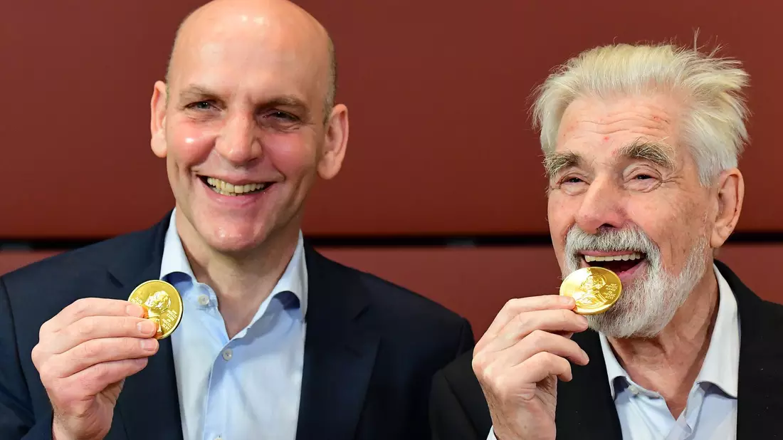 Die bislang letzten deutschen Nobelpreisträger: der Chemiker Benjamin List und der Physiker Klaus Hasselmann. (Archivbild) - Bild: Tobias Schwarz/AFP-Pool/dpa