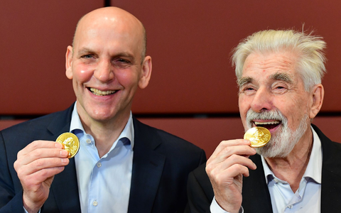 Die bislang letzten deutschen Nobelpreisträger: der Chemiker Benjamin List und der Physiker Klaus Hasselmann. (Archivbild) - Foto: Tobias Schwarz/AFP-Pool/dpa