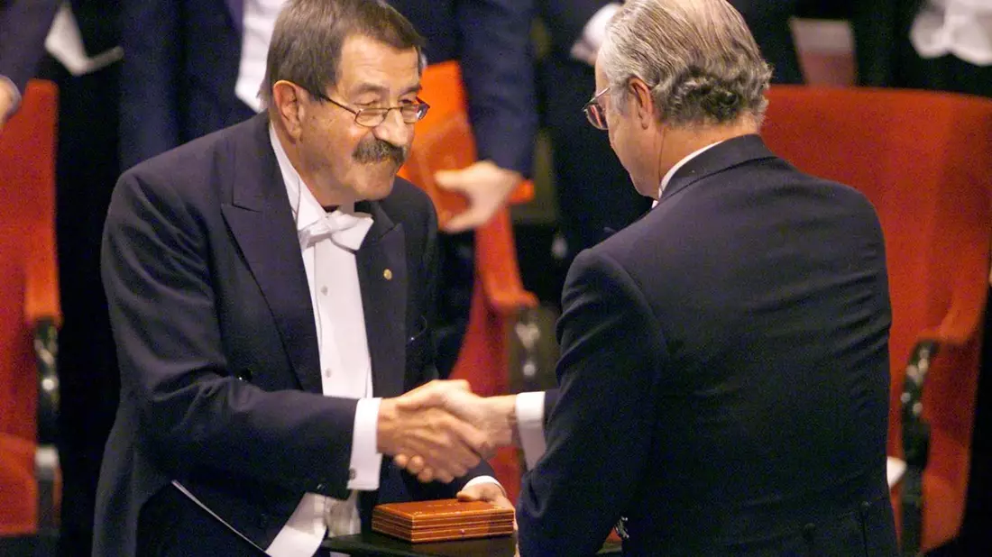 Einer der bislang letzten deutschen Nobelpreisträger: Günter Grass bekam die Nobelmedaille 1999 aus den Händen von Schwedens König Carl XVI. Gustaf überreicht. (Archivbild) - Bild: picture alliance / dpa