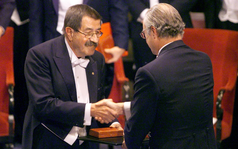 Einer der bislang letzten deutschen Nobelpreisträger: Günter Grass bekam die Nobelmedaille 1999 aus den Händen von Schwedens König Carl XVI. Gustaf überreicht. (Archivbild) - Foto: picture alliance / dpa
