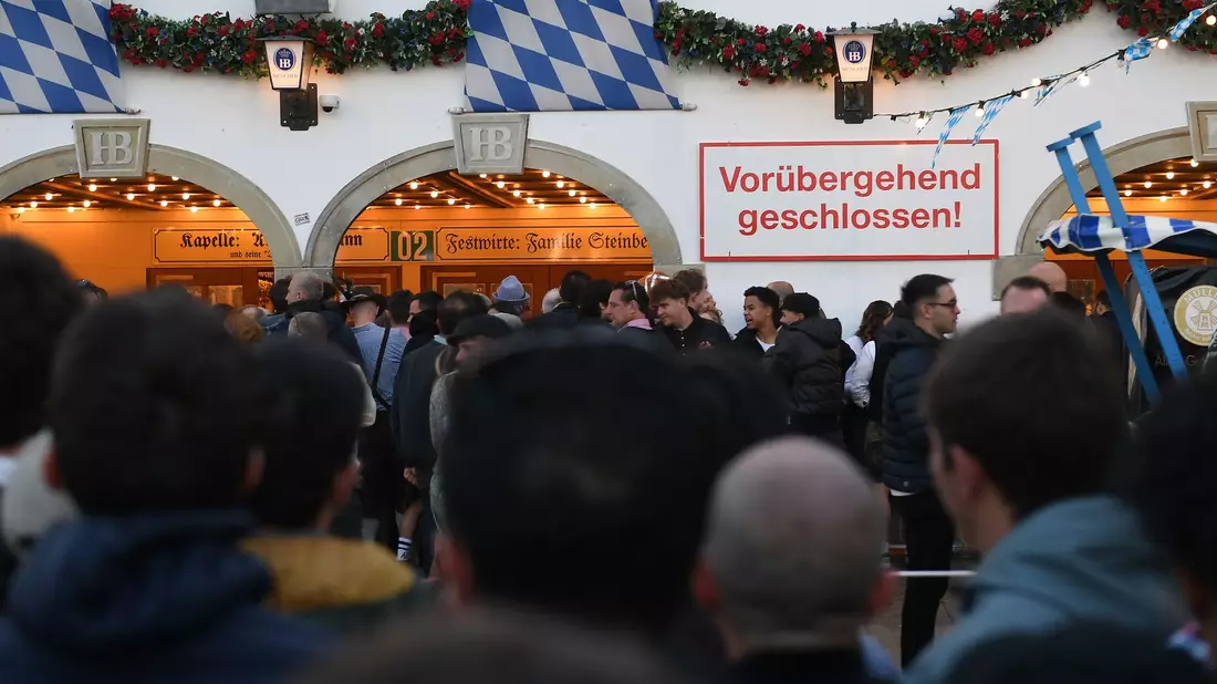 3,5 Millionen Besucher hatte die Wiesn zur Halbzeit - wie viele sind es zum Schluss?  - Bild: Felix Hörhager/dpa