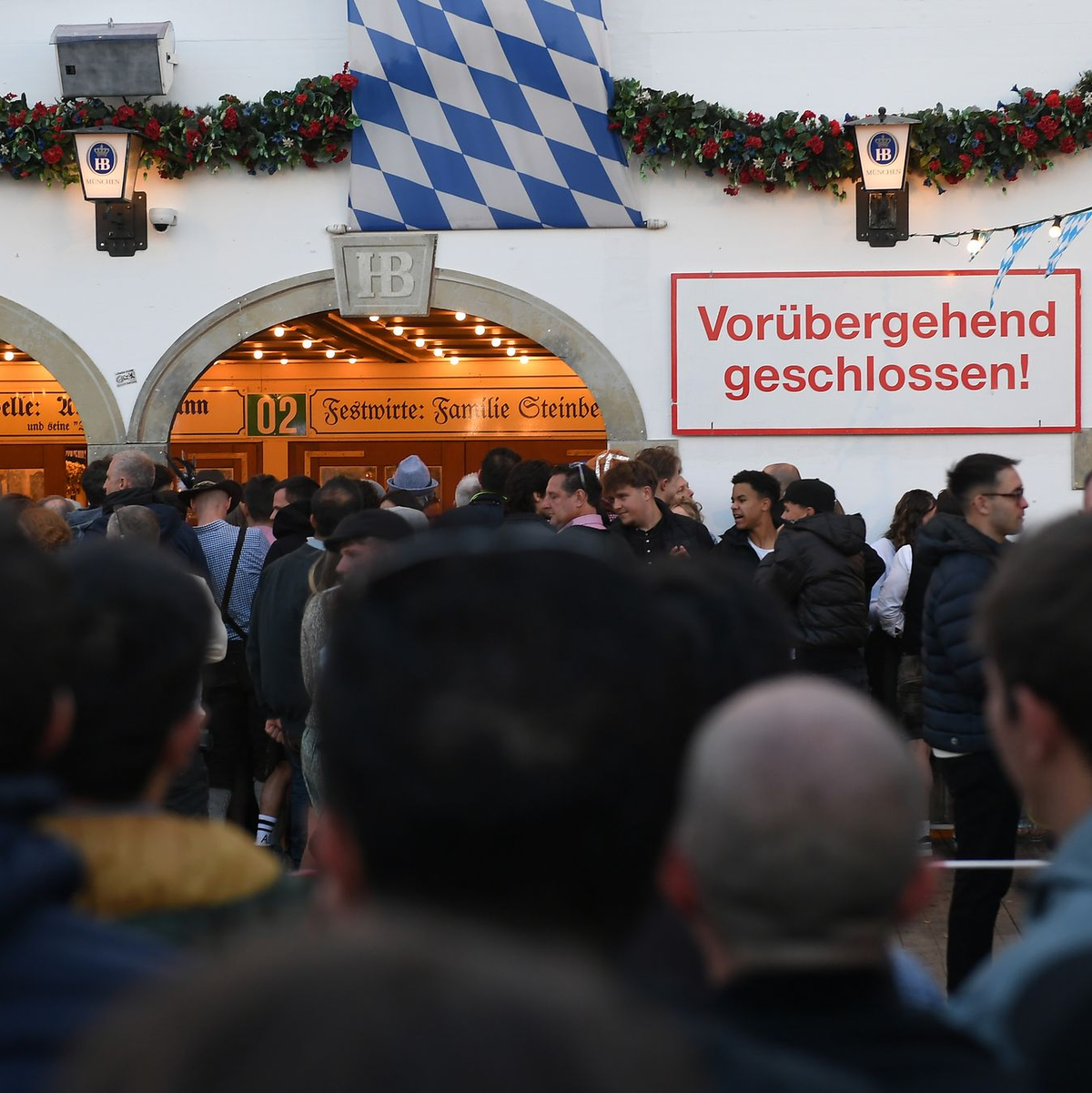 Manche Gäste standen beim Oktoberfest vor verschlossenen Türen. - Foto: Felix Hörhager/dpa