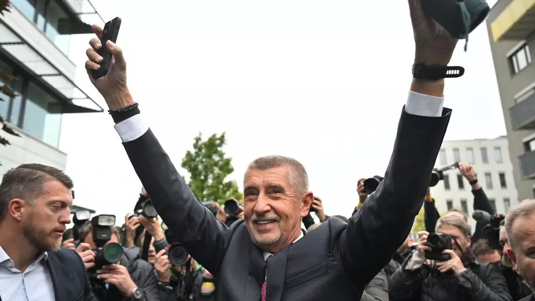 Der Vorsitzende der Oppositionsbewegung ANO, Andrej Babis (M), spricht nach der Bekanntgabe des Wahlergebnisses.  - Bild: Øíhová Michaela/CTK/dpa