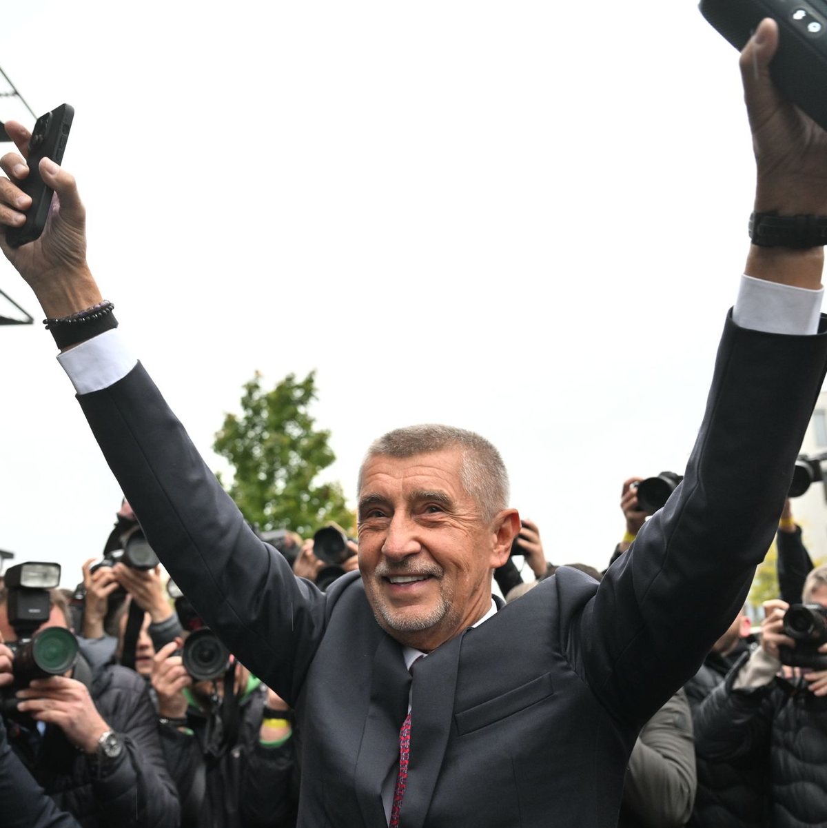 Der Vorsitzende der Oppositionsbewegung ANO, Andrej Babis (M), spricht nach der Bekanntgabe des Wahlergebnisses.  - Foto: Øíhová Michaela/CTK/dpa