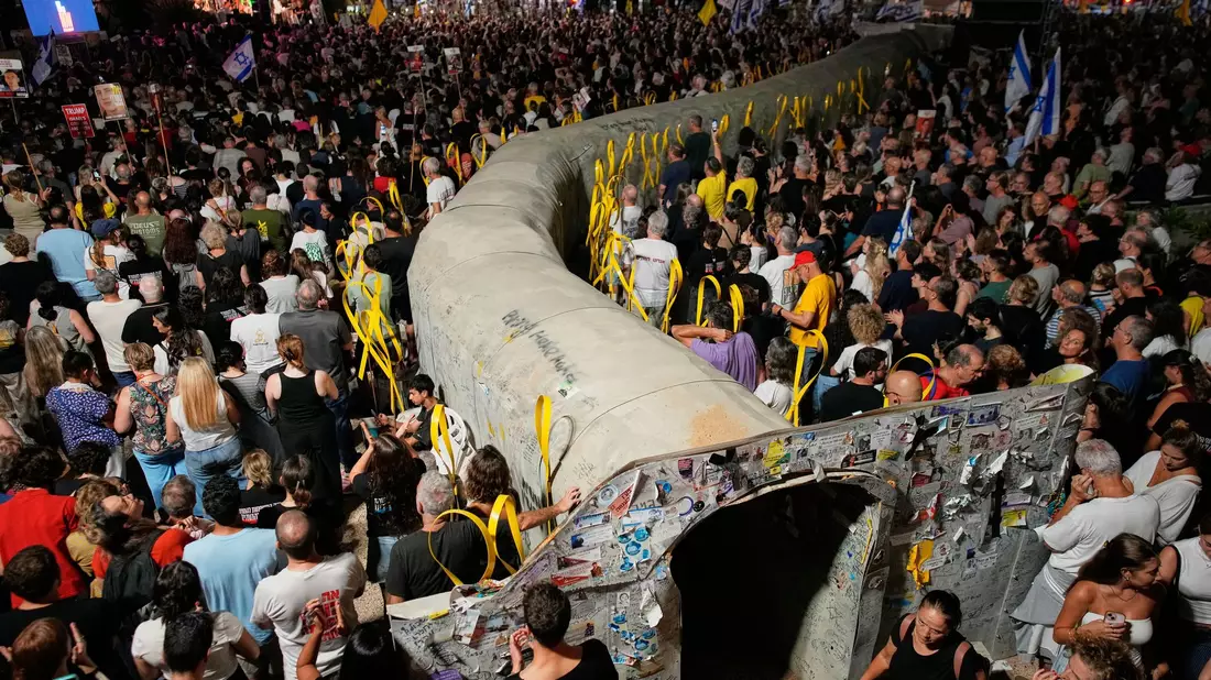 Nach Angaben der Organisation der Angehörigen von Geiseln demonstrierten in Tel Aviv rund 120.000 Menschen für die Freilassung der Entführten und einen Friedensschluss. - Bild: Ohad Zwigenberg/AP/dpa