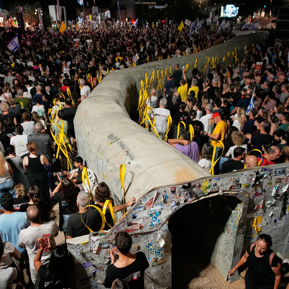 Nach Angaben der Organisation der Angehörigen von Geiseln demonstrierten in Tel Aviv rund 120.000 Menschen für die Freilassung der Entführten und einen Friedensschluss. - Foto: Ohad Zwigenberg/AP/dpa