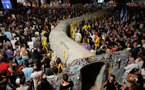 Nach Angaben der Organisation der Angehörigen von Geiseln demonstrierten in Tel Aviv rund 120.000 Menschen für die Freilassung der Entführten und einen Friedensschluss. - Foto: Ohad Zwigenberg/AP/dpa