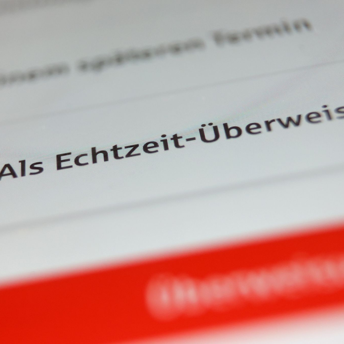 Innerhalb von Sekunden ist das Geld von einem aufs andere Konto überwiesen. (Symbolbild) - Foto: Karl-Josef Hildenbrand/dpa