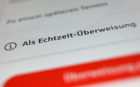 Innerhalb von Sekunden ist das Geld von einem aufs andere Konto überwiesen. (Symbolbild) - Foto: Karl-Josef Hildenbrand/dpa
