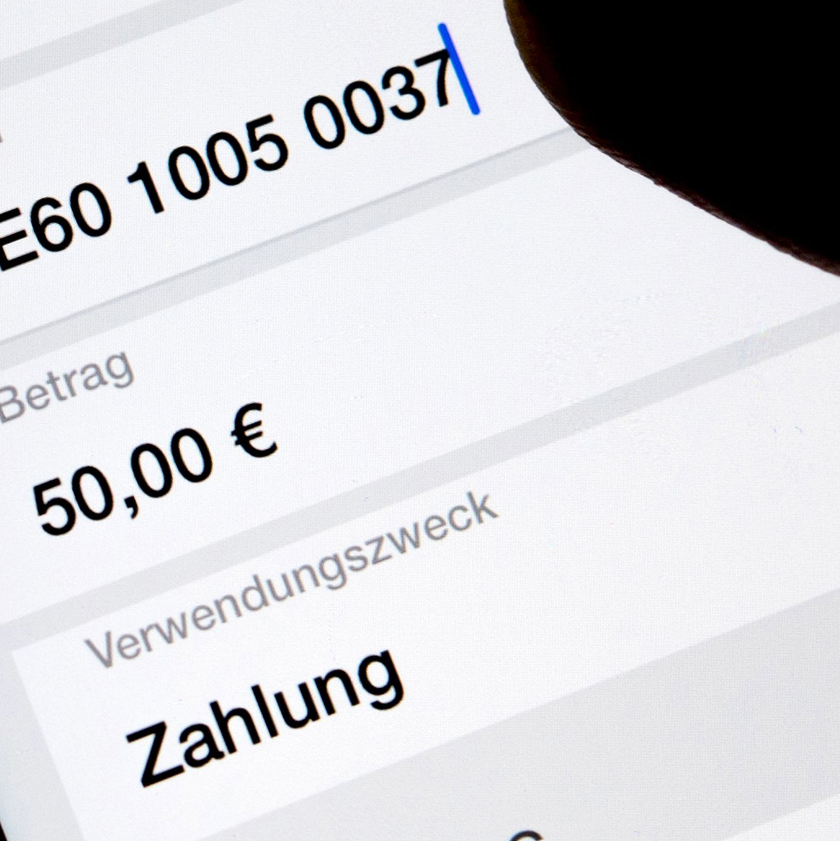 Viele Menschen erledigen Bankgeschäfte am Smartphone oder am heimischen Computer. (Symbolbild) - Foto: Monika Skolimowska/dpa-Zentralbild/dpa