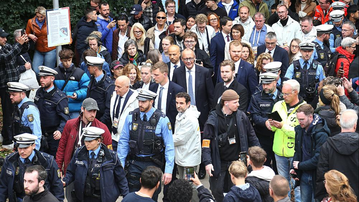 Merz in der Menschenmenge am 03.10.2025 - Foto: über dts Nachrichtenagentur