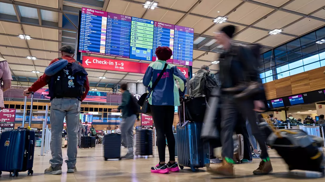 Der Hackerangriff legte am BER elektronische Systeme lahm, die für die Passagier- und Gepäckabfertigung genutzt werden. (Archivbild)  - Bild: Michael Ukas/dpa
