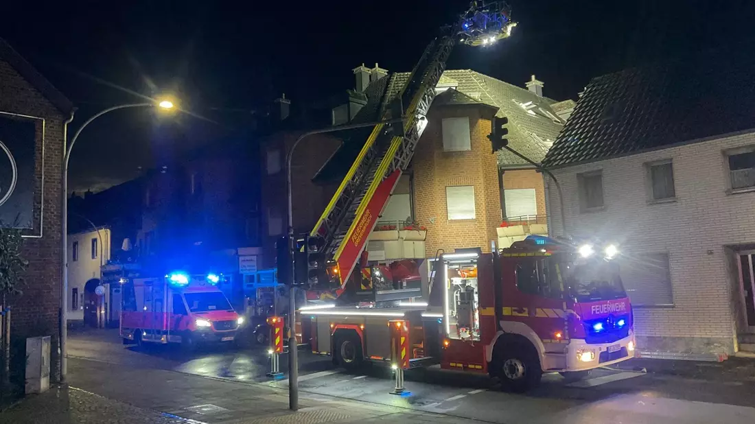 FW Grevenbroich: Rauchmelder rettet Leben: Feuerwehr löscht Brand in Mehrfamilienhaus und rettet Frau aus Wohnung - Bild: presseportal.de