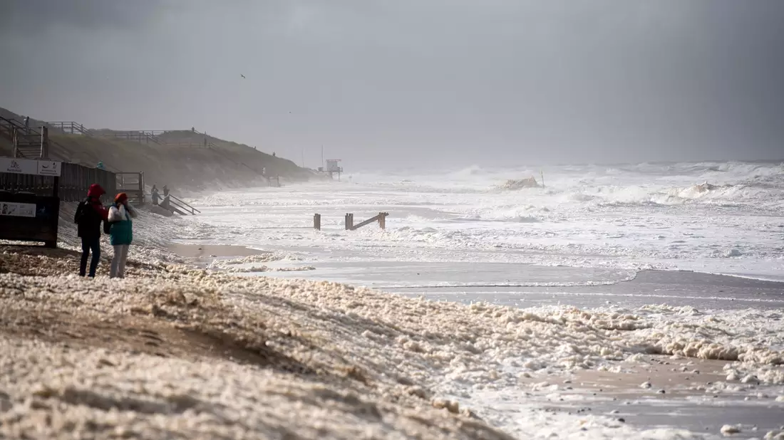 Sturmflut vor Sylt. Das Wetter lockte auch Spaziergänger an die Nordsee. - Bild: Daniel Bockwoldt/dpa