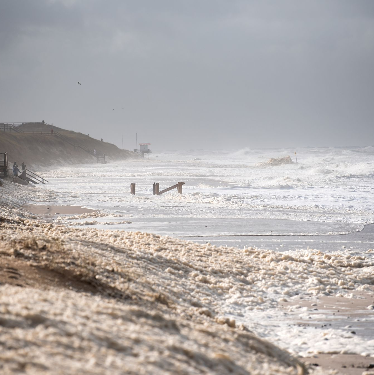 Sturmflut vor Sylt. Das Wetter lockte auch Spaziergänger an die Nordsee. - Foto: Daniel Bockwoldt/dpa