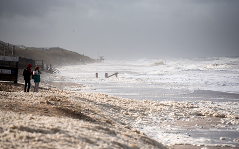 Sturmflut vor Sylt. Das Wetter lockte auch Spaziergänger an die Nordsee. - Foto: Daniel Bockwoldt/dpa Sturmflut vor Sylt. Das Wetter lockte auch Spaziergänger an die Nordsee. - Foto: Daniel Bockwoldt/dpa