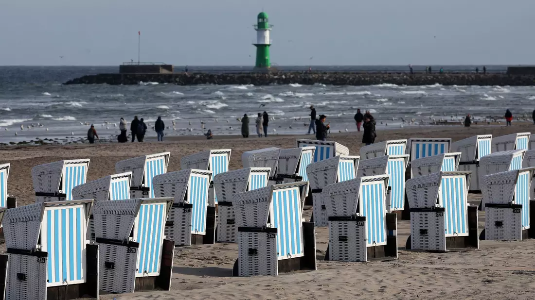 Ostseestrand in Warnemünde. Nicht überall blieben die Strandkörbe stehen - Bild: Bernd Wüstneck/dpa