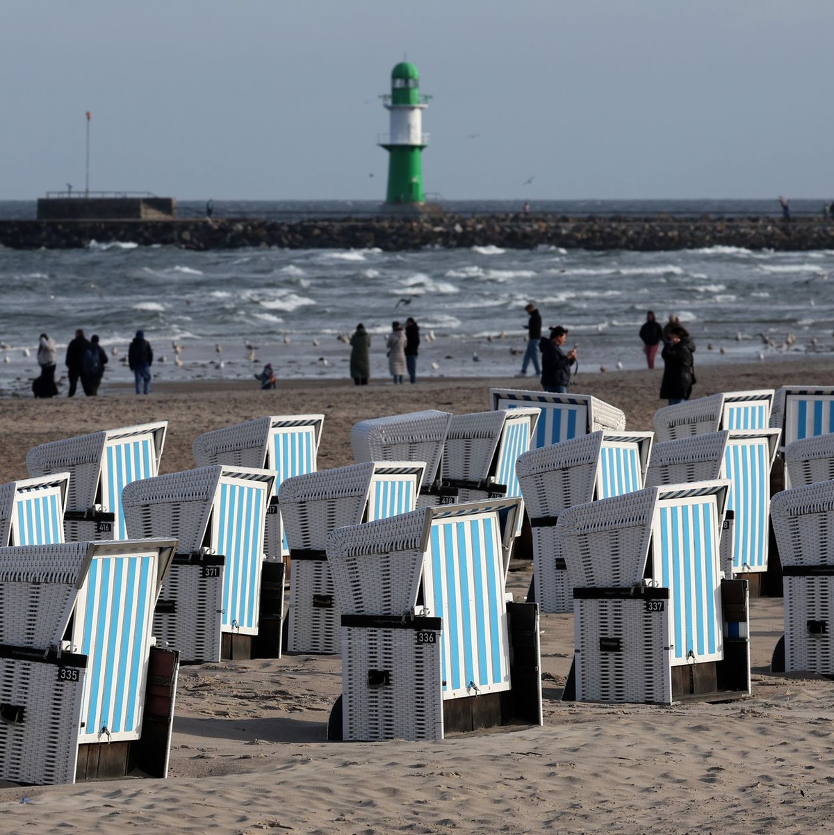 Ostseestrand in Warnemünde. Nicht überall blieben die Strandkörbe stehen - Foto: Bernd Wüstneck/dpa