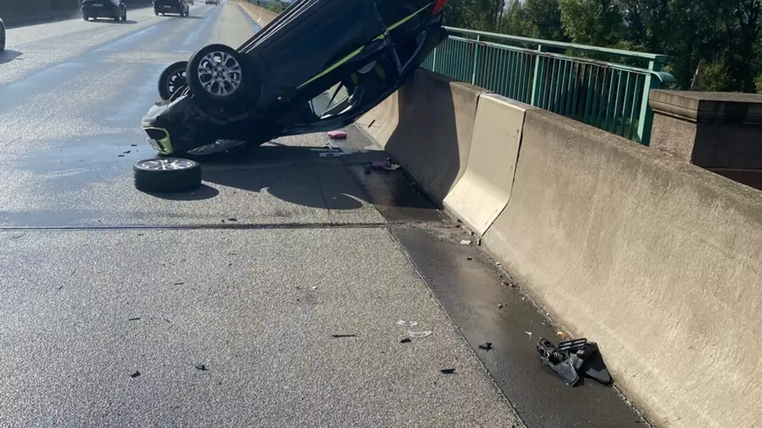 POL-PDNW: Autobahnpolizei Ruchheim - Fahrzeug überschlägt sich auf Rheinbrücke - Bild: presseportal.de