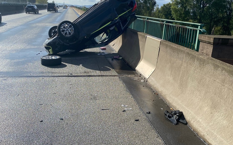 POL-PDNW: Autobahnpolizei Ruchheim - Fahrzeug überschlägt sich auf Rheinbrücke - Foto: presseportal.de