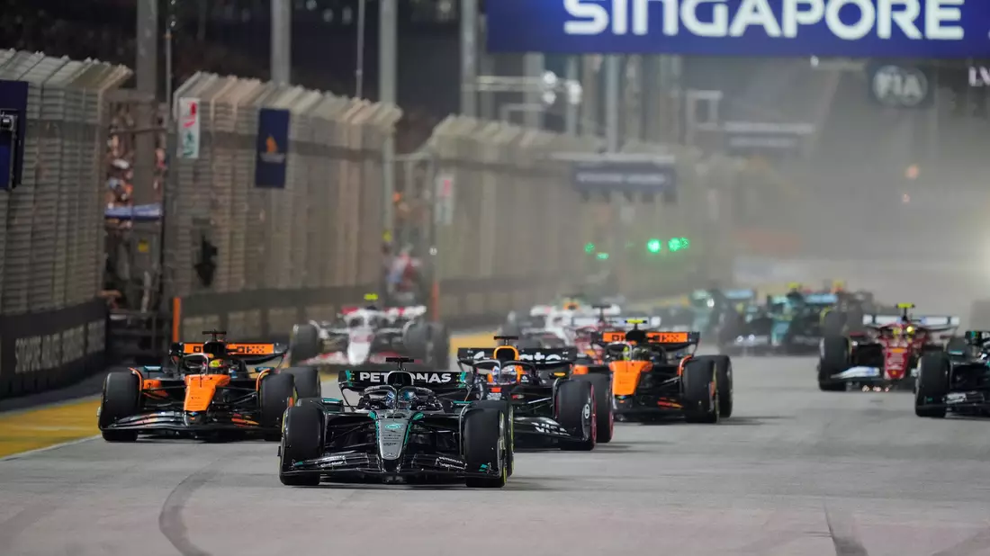 Schimpft über die neue Hitze-Regel der Formel 1: Max Verstappen (l).  - Bild: Vincent Thian/AP/dpa
