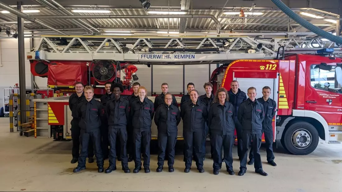 FW Tönisvorst: Erfolgreiche Truppmannausbildung für die Feuerwehren Tönisvorst und Kempen - Bild: presseportal.de