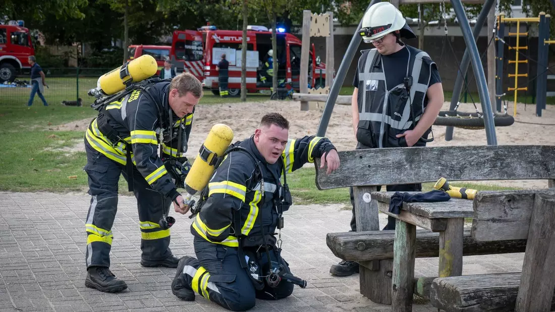 FW-KLE: Realitätsnahe Großübung an der St. Markus Grundschule in Schneppenbaum - Feuerwehr, Rettungsdienst und DLRG trainieren den Ernstfall gemeinsam - Bild: presseportal.de