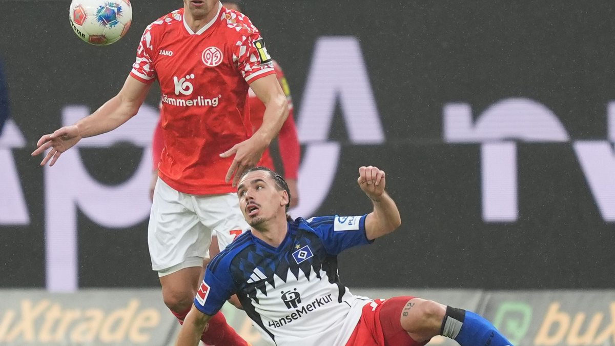 Zwei Defensiv-Stabilisatoren des HSV: Luka Vuskovic (l) und Torwart Daniel Heuer Fernandes  - Foto: Marcus Brandt/dpa