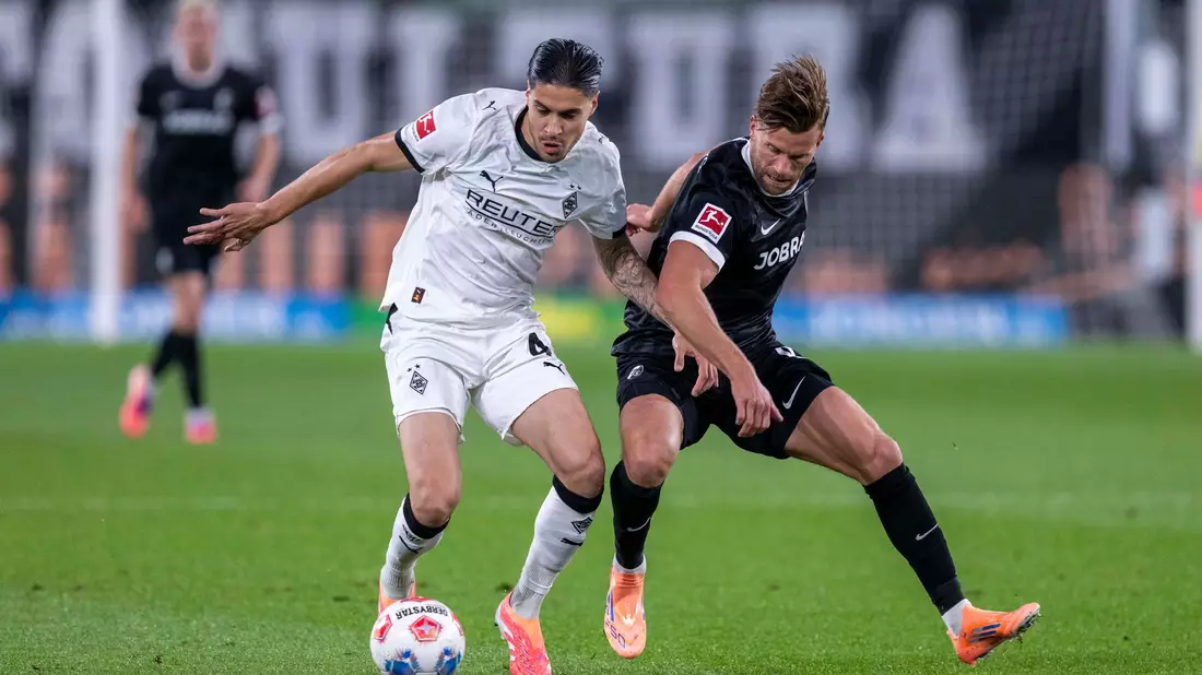 Mit einem Spruchband haben sich die Gladbacher Fans bei Roland Virkus bedankt. - Bild: David Inderlied/dpa