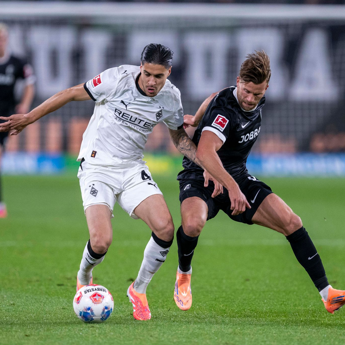Gut in Form: Noah Atubolu lenkt am Sonntag in Mönchengladbach den Ball um den Pfosten. - Foto: David Inderlied/dpa