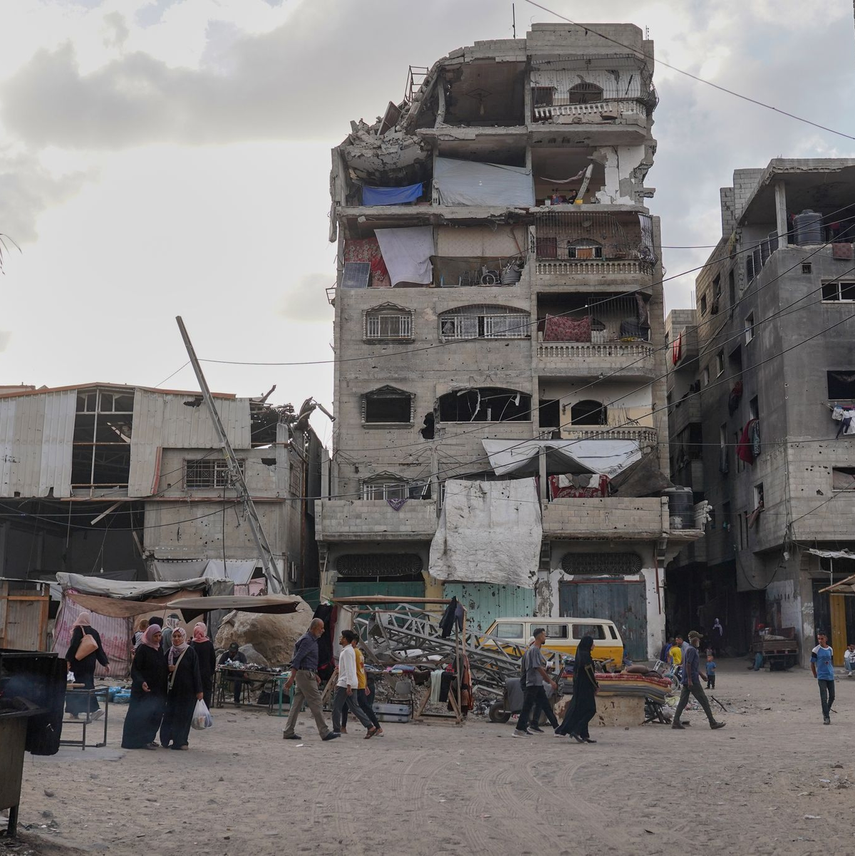 Palästinenser in den Straßen von Chan Junis.  - Foto: Jehad Alshrafi/AP/dpa