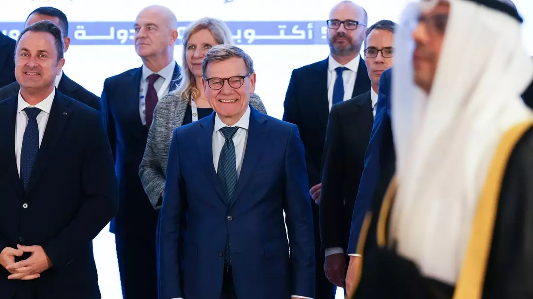 Der deutsche Außenminister Johann Wadephul (M) in Kuwait.  - Bild: Soeren Stache/dpa