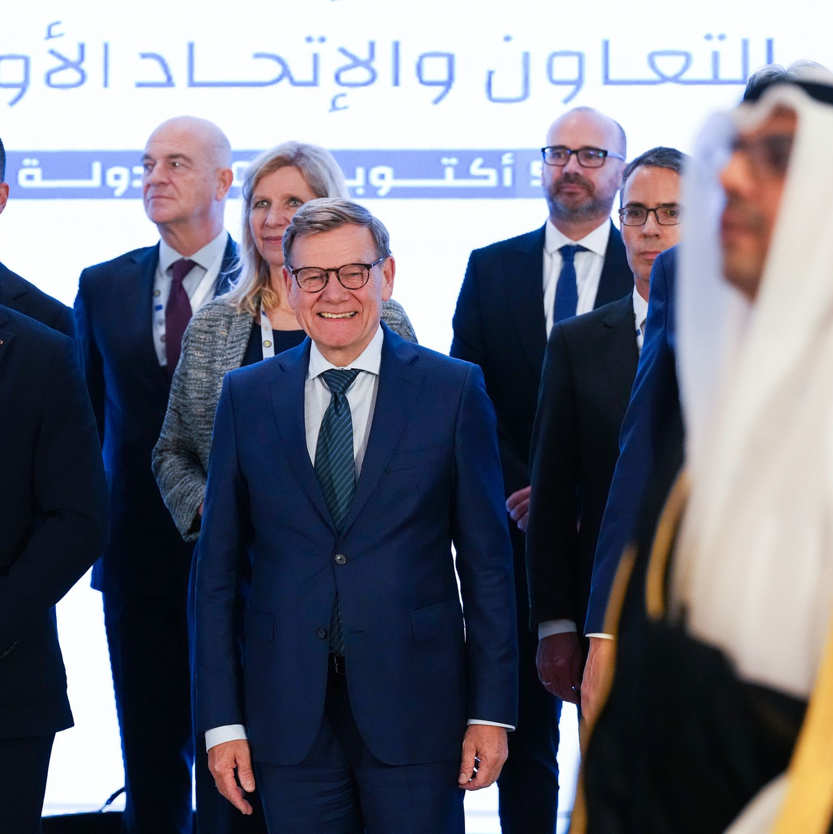 Der deutsche Außenminister Johann Wadephul (M) in Kuwait.  - Foto: Soeren Stache/dpa