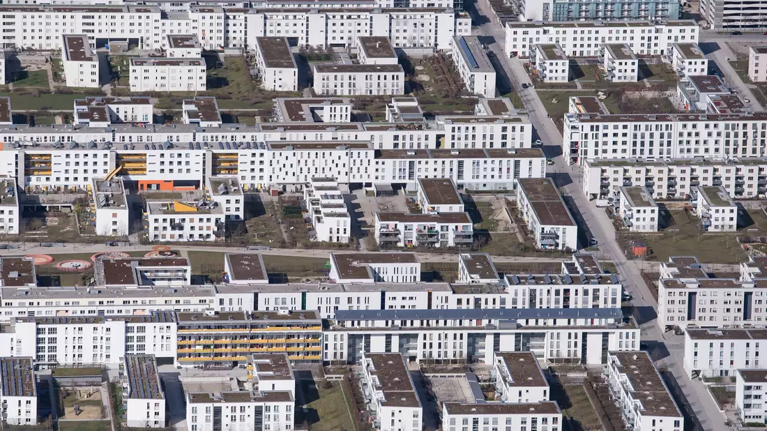 In vielen deutschen Städten sind Wohnungen so knapp, dass Unternehmen bei der Mitarbeitersuche Mühe haben. (Symbolbild) - Bild: Sven Hoppe/dpa