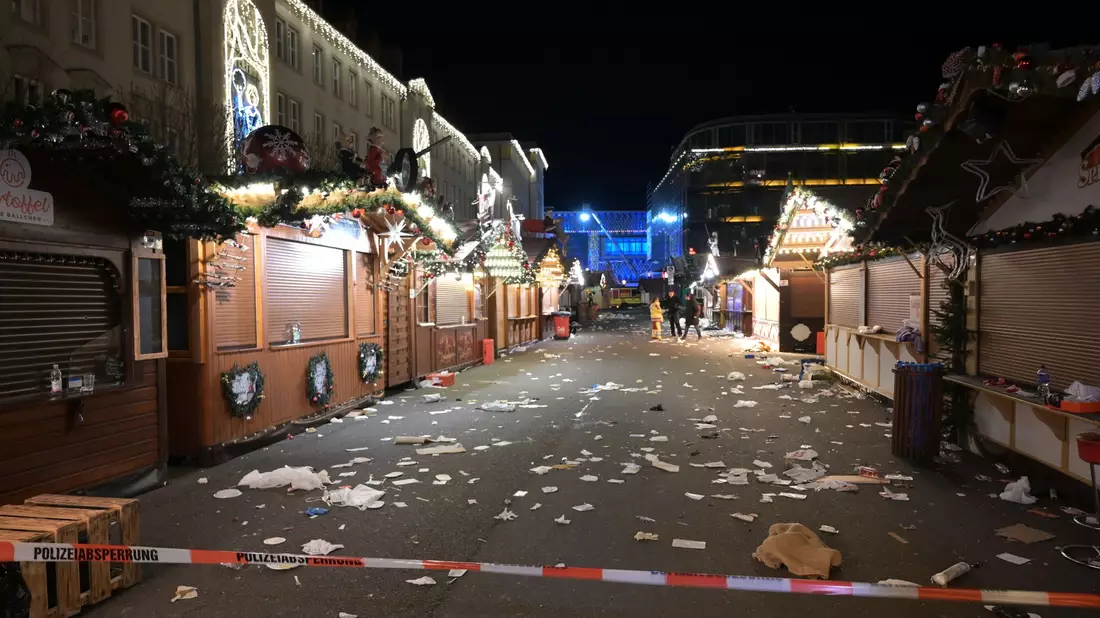 Der Todesfahrer fuhr mit bis zu 48 Kilometern pro Stunde über den Weihnachtsmarkt. (Archivbild) - Bild: Heiko Rebsch/dpa