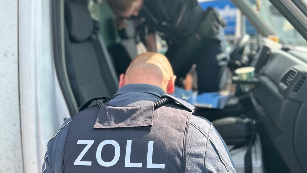 HZA-HN: Schmuggel von mobilen Endgeräten aus der Schweiz aufgedeckt - Foto: presseportal.de