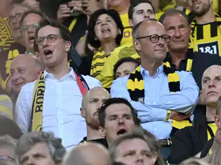 Als Besucher eines BVB-Spiels im Mai 2023: Bundeskanzler Friedrich Merz. (Archiv) - Foto: Bernd Thissen/dpa