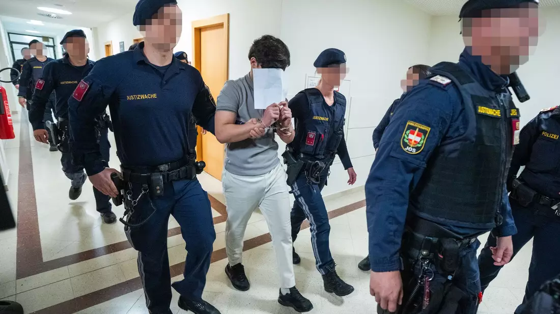 Eine Jugendgruppe soll eine Lehrerin vergewaltigt haben - nun stehen die jungen Männer vor Gericht. - Bild: Georg Hochmuth/APA/dpa