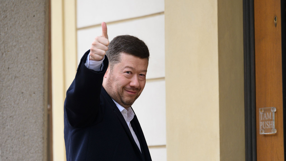 Der tschechische SPD-Vorsitzende Tomio Okamura spricht mit Reportern nach einem Treffen mit Präsident Pavel, der ihn zu einer Konsultation nach den Wahlen eingeladen hatte. - Foto: Kamaryt Michal/CTK/dpa