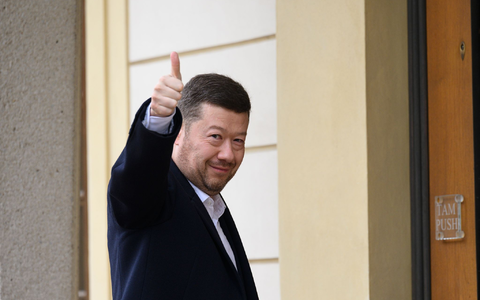 Der tschechische SPD-Vorsitzende Tomio Okamura spricht mit Reportern nach einem Treffen mit Präsident Pavel, der ihn zu einer Konsultation nach den Wahlen eingeladen hatte. - Foto: Kamaryt Michal/CTK/dpa